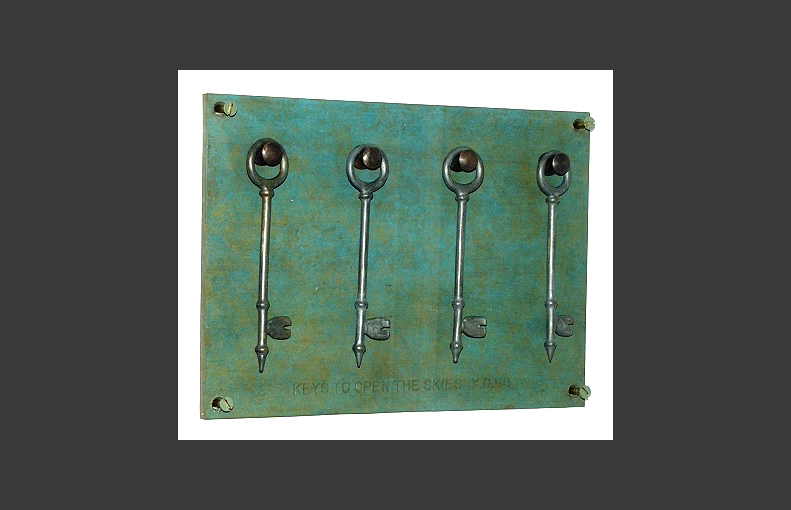 YOKO ONO. Keys to open the skies 1988. Bronce. 25 x 18 x 2 cm. Pieza única.